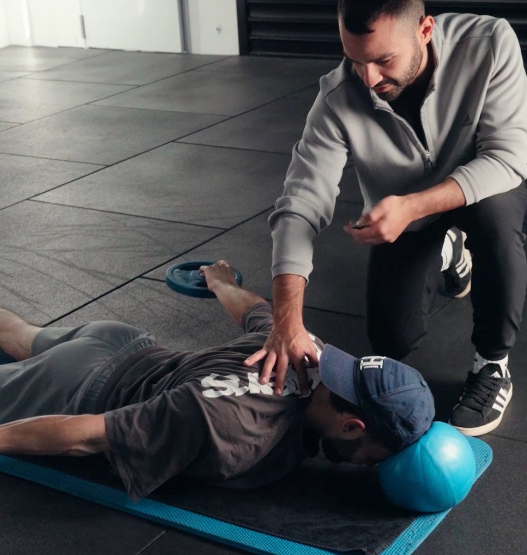 Riccardo Piras mentre segue un atleta