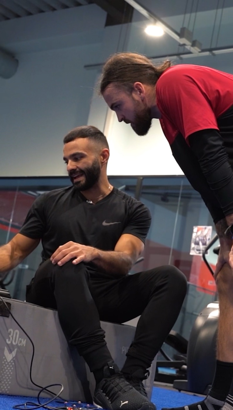 Riccardo mentre allena un atleta