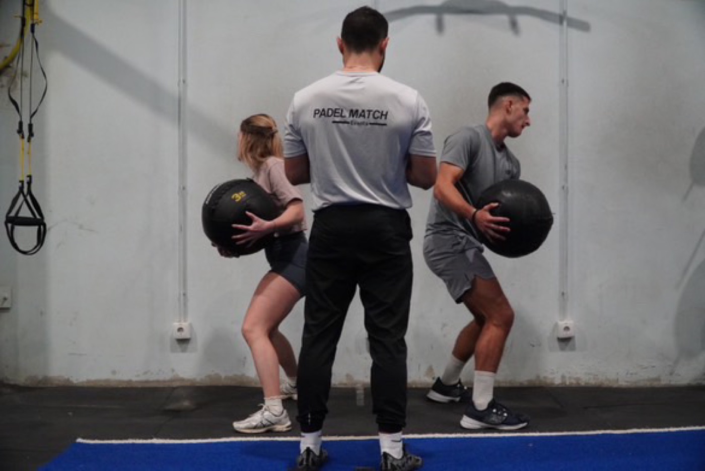 Allenamento a coppie con la palla medica