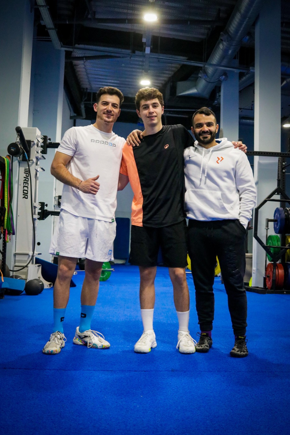 Riccardo con i suoi atleti in palestra
