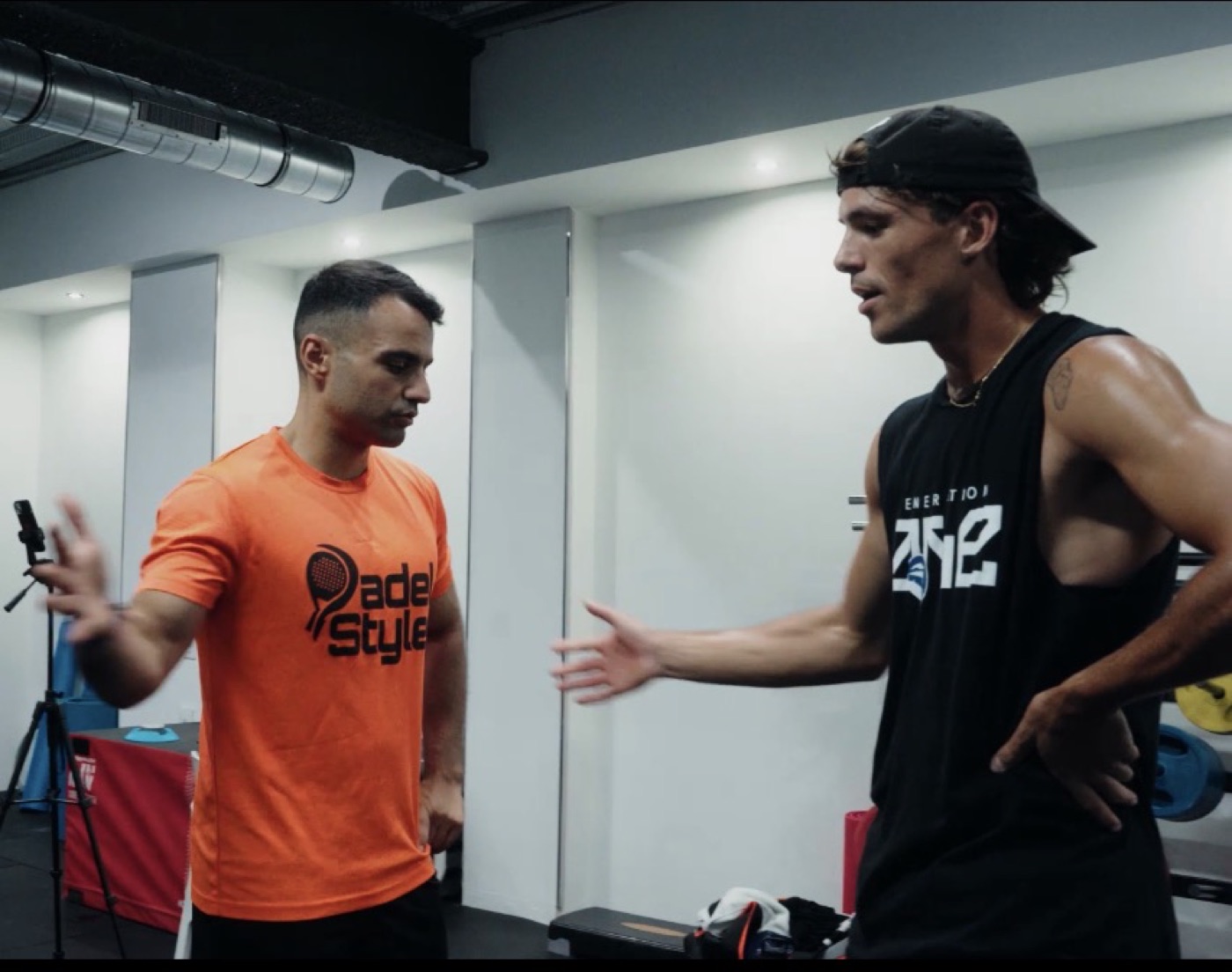Riccardo spiega un movimento a un atleta